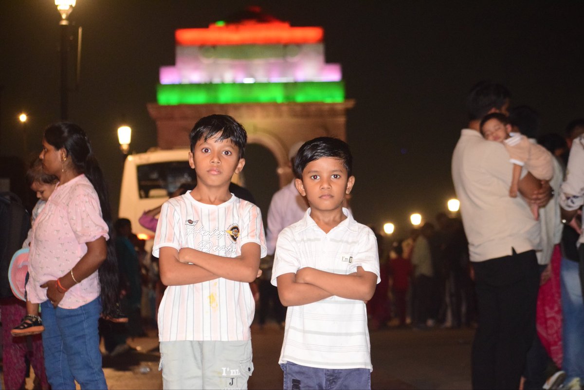seopankajkumar's tweet photo. परिवार के साथ बिताया हर पल खास होता है ❤️🇮🇳
इंडिया गेट की रोशनी, अपनों का साथ और ढेर सारी खूबसूरत यादें ✨
आज की शाम यादों की किताब में हमेशा के लिए दर्ज हो गई। 🥰
#IndiaGate #FamilyTime #BeautifulMemories #DelhiDiaries #FamilyLove https://t.co/zhqizJMMOD