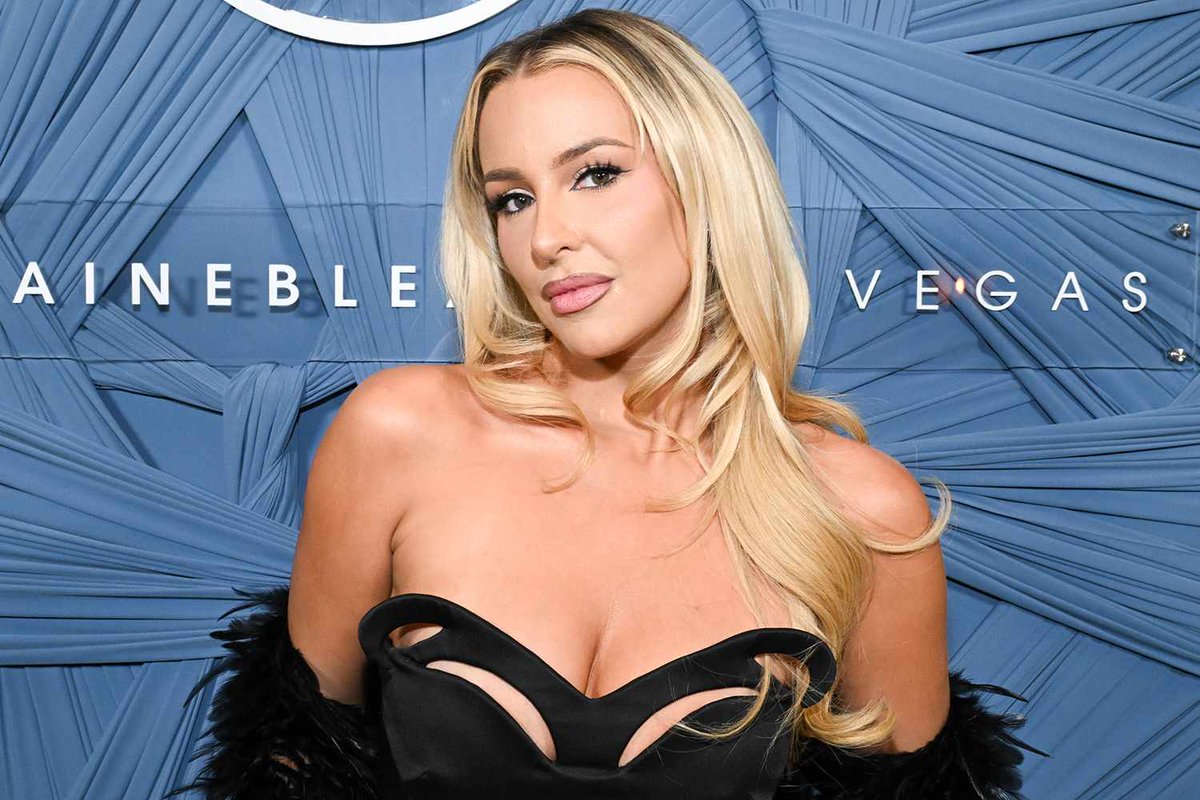 SaraBurrick's tweet photo. Tana Mongeau is not your average influencer. Find out more from my influencer analysis as I analyzed her branding and media from last week. https://t.co/T92QhuXZ2X @ProfNichols #372WithU https://t.co/MdMV6sXEM9