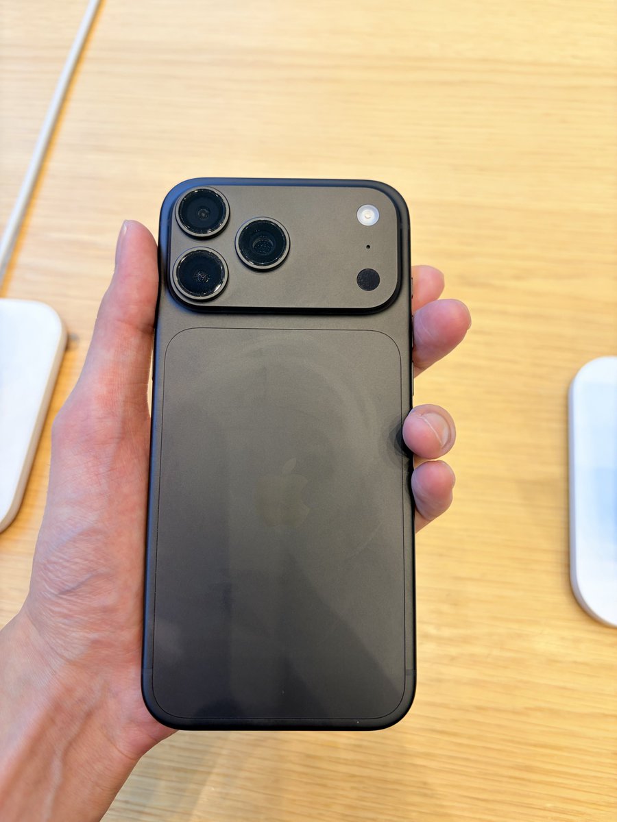 QoSaQn's tweet photo. 昨日AppleStoreで見てきた https://t.co/s7ePs26Bix