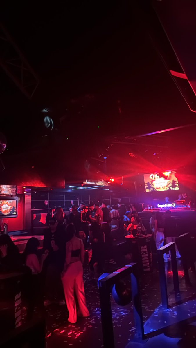 lamacieloficial's tweet photo. Imágenes exclusivas sol organizó el sábado la fiesta solangistas y esta foto es de las 2 am https://t.co/jeHbXvWswy
