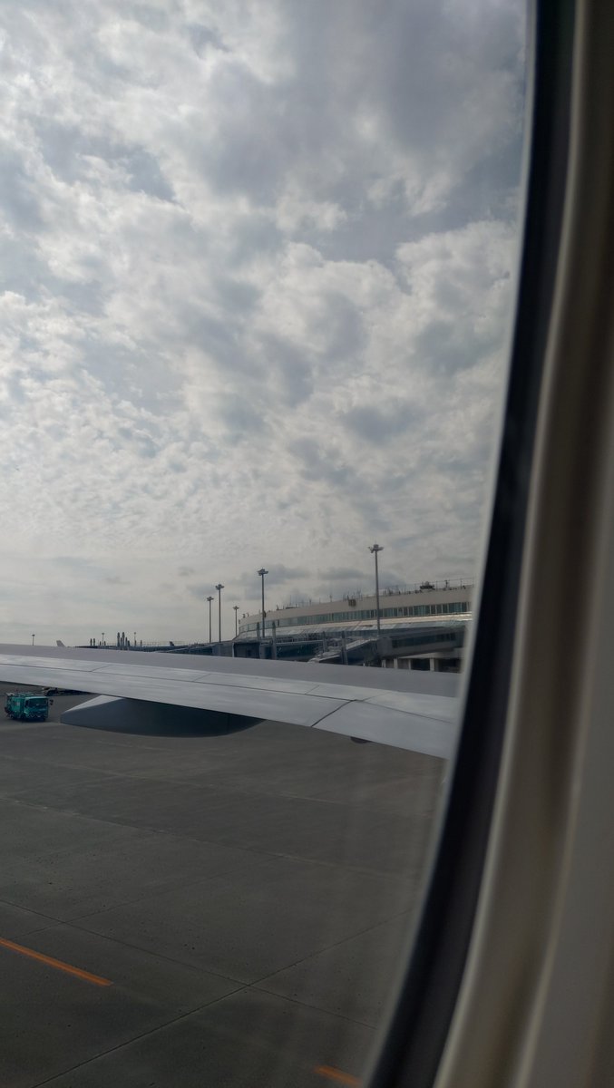 ClariS_NO1's tweet photo. 約1時間前に無事に新千歳空港に着きました。
こちらはまだ天気は良いみたい。
台風の影響で結構揺れましたが、北海道に戻って来れて良かったです。
家までは14時代の特急で帰宅は16時頃かと。
無事に家に帰って初めてLIVEが終わるので気を付けて帰ります！ https://t.co/eLql3NPg0L