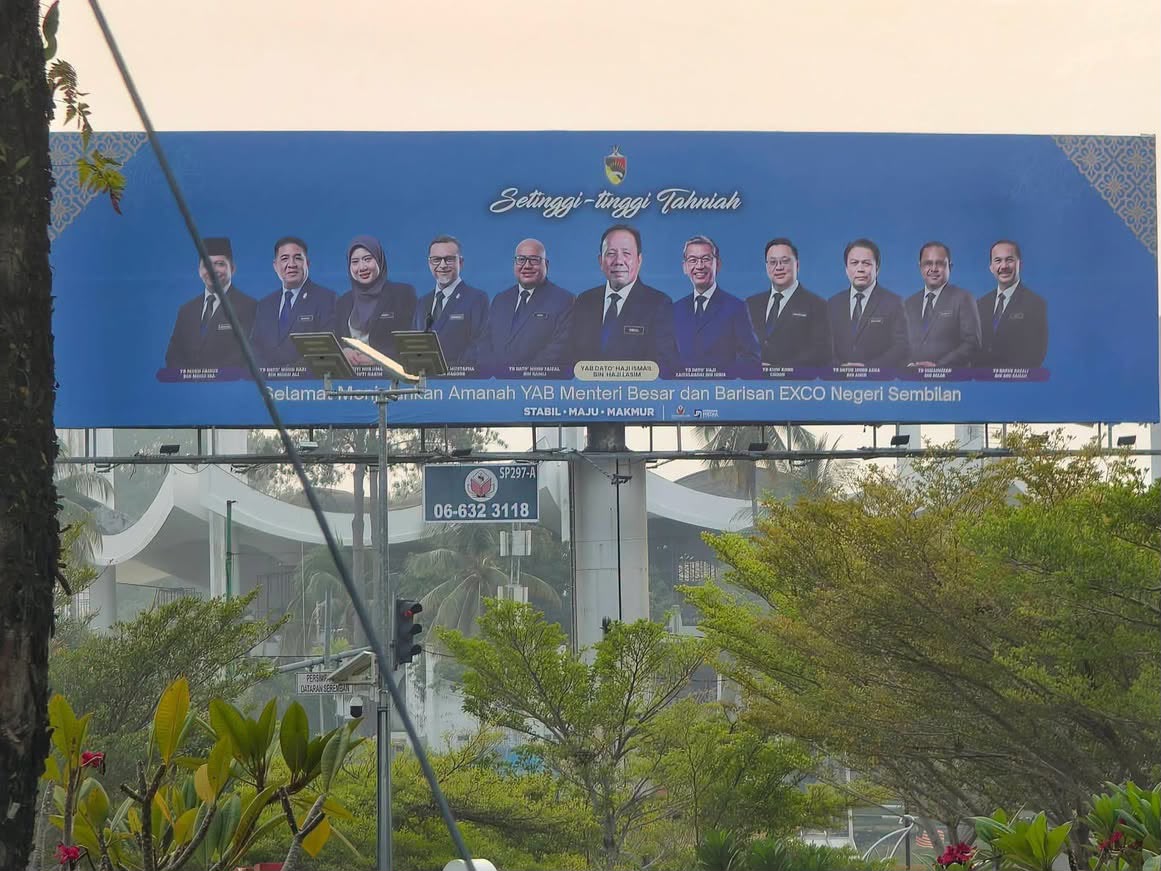 muhammadnajib79's tweet photo. Setinggi-tinggi tahniah kepada 357,474 pengundi Negeri Sembilan yang pangkah BN dan PN dalam PRN lepas.

Dah lebih sebulan selepas PRN, yang kita nampak hanya haru-biru.

(Sekarang billboard baru pasang ni nak buek camno pulak?) https://t.co/P7YHXbueQF