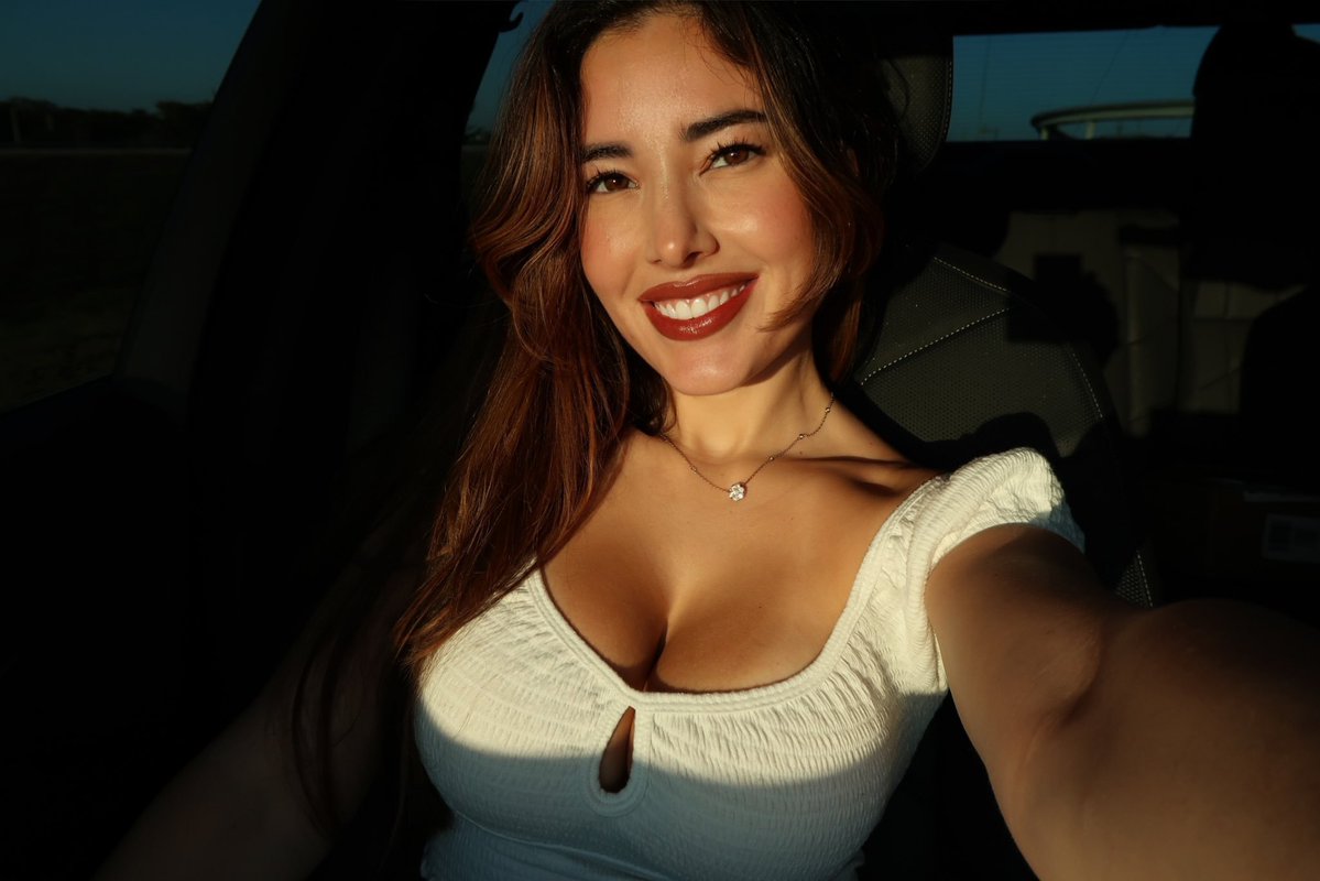 MichelleRir98s's tweet photo. Love you all my family friends over there forever.💋🌹🥰🥰🥰🥰🌹 https://t.co/I8UVQB49lL