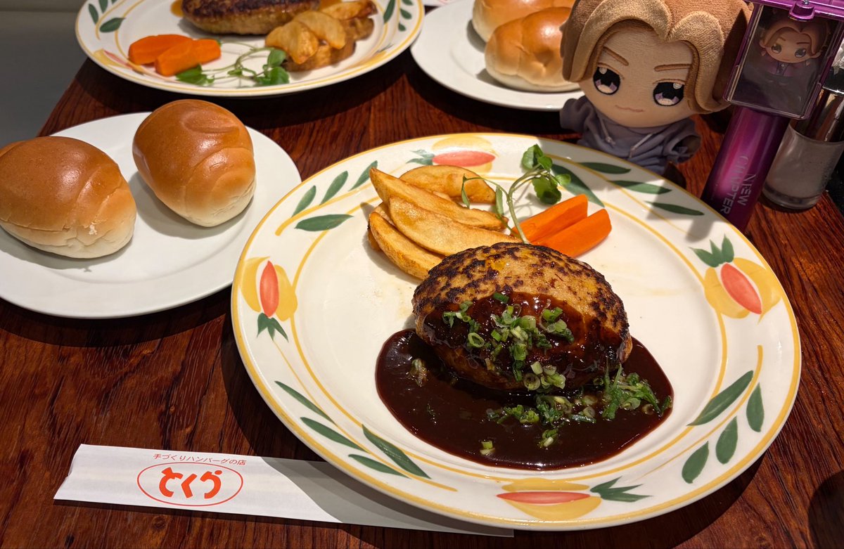 Th328's tweet photo. 昨年だーいけちゃんが
おすすめしてくれていた
ハンバーグ食べてきた！
めちゃくちゃ
お肉がやわらか〜い😋
ねぎみそソースを選びましたが
めっちゃ美味しかった
ごちそうさまでしたぁ
そしてめちゃくちゃ並んでいますよ
#とくら　京都三条店 https://t.co/lTEttnsDhH
