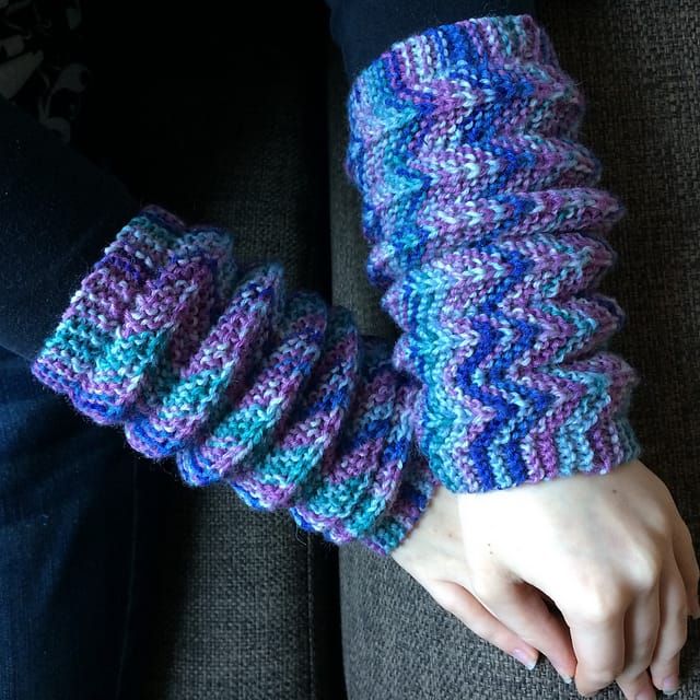 knithacker's tweet photo. These Wiggly Wrist Warmers Expand and Contract With a Simple Sideways Knitting Trick! 👉 https://t.co/JD7OvpOFDI - designed by Virpi Tarvo #knitting https://t.co/CPzrTPAzFK