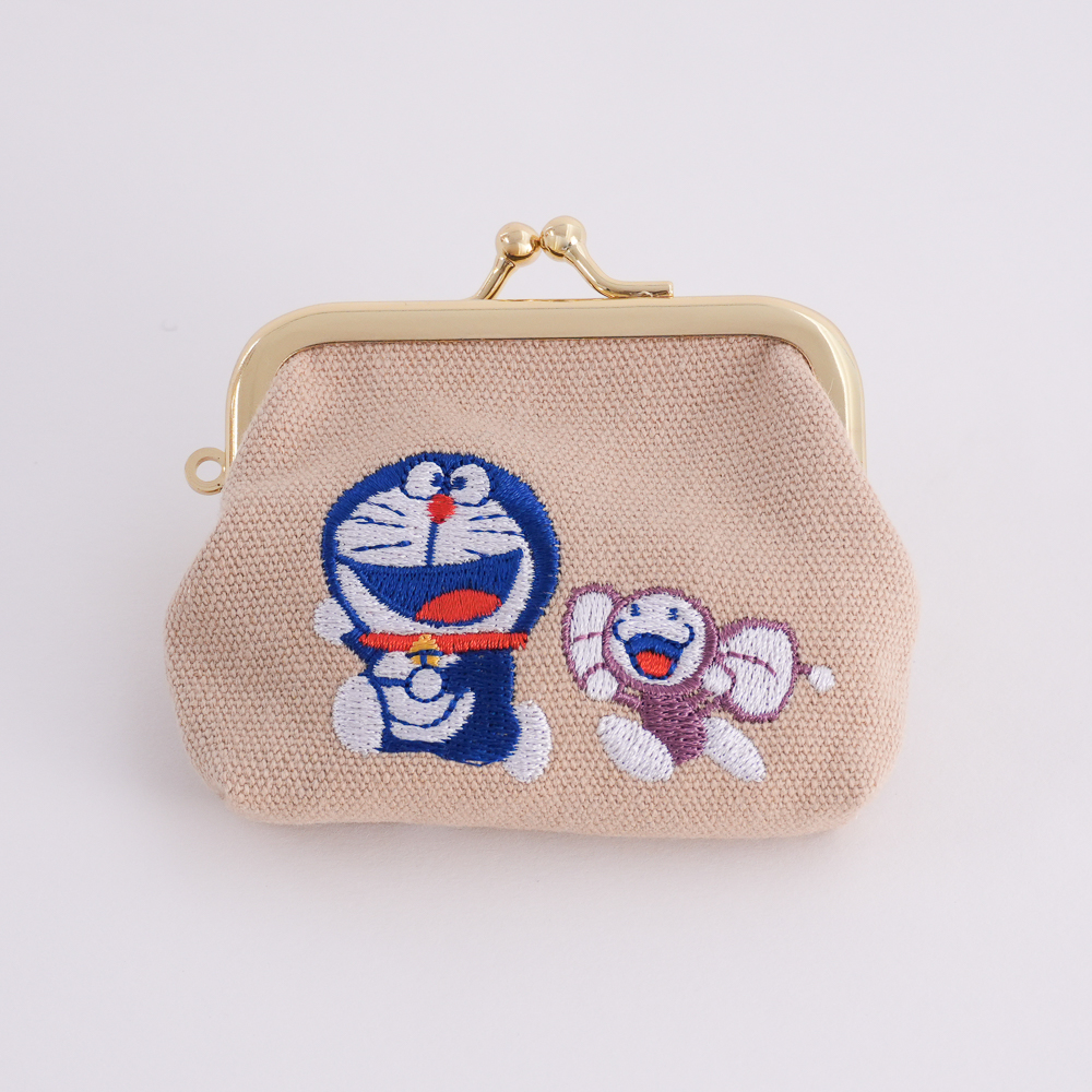 FUJIKOMUSEUM's tweet photo. ／
コロンとかわいい「がま口」に
新デザインが登場♪
＼

9月25日（金）発売！

◇がま口 BEIGE　1,980円（税込）

刺繍で描かれたドラえもんたちが何とも楽しそう♪
一緒にいるとこちらも笑顔になりますね。

https://t.co/XiUXkJVPgi https://t.co/RMtTTEjfeS
