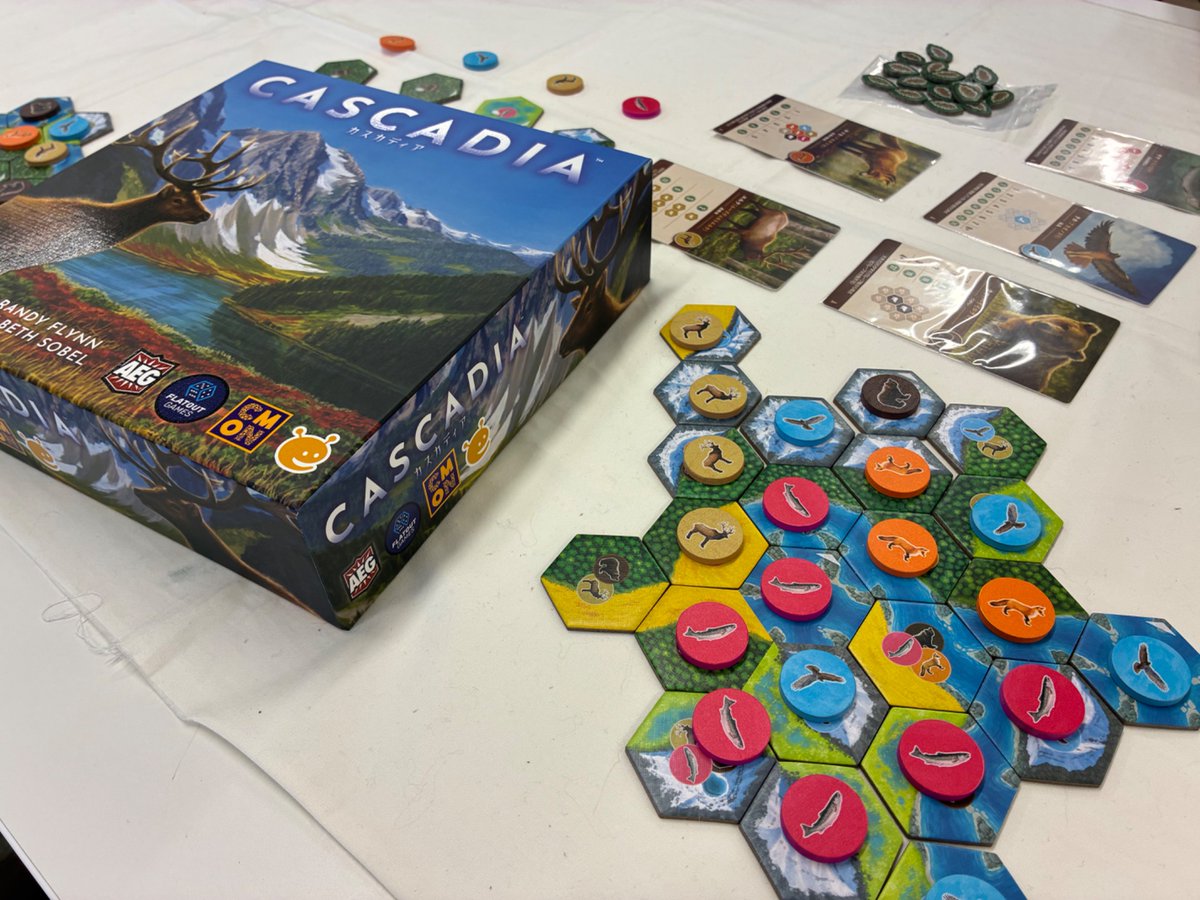 odailly_jp's tweet photo. 昨日は日暮里ボードゲーム��！
いつも主催が持ち込むような定番ゲームがあると良いか��と『カスカディア』『マウンテン53』に、更に『コヨーテ』『ハゲタカのえじき』『ペンギンパーティ』の初心者3点セットを持ち込んでみたけど、珍しく全部卓が立てられた🙂
主催・同卓ありがとうございました！ https://t.co/oTFdpKnR8m