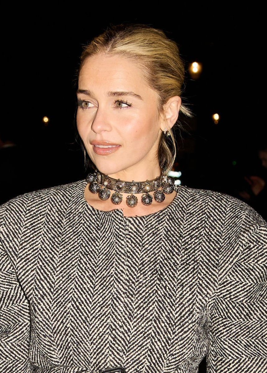 khaleesicllarke's tweet photo. A cor dos olhos da emilia clarke ficaram mais vibrantes aqui 🥹 https://t.co/8IMdWemuCq