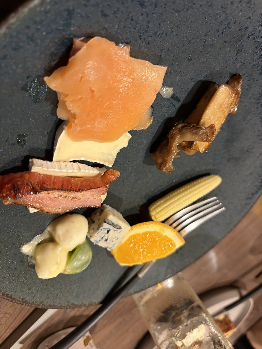 zdbkr's tweet photo. 優雅モーニングから近所の町中華で締める。台風来る前に帰ろ。午前中飲み良い。 https://t.co/RPb2qllDYy
