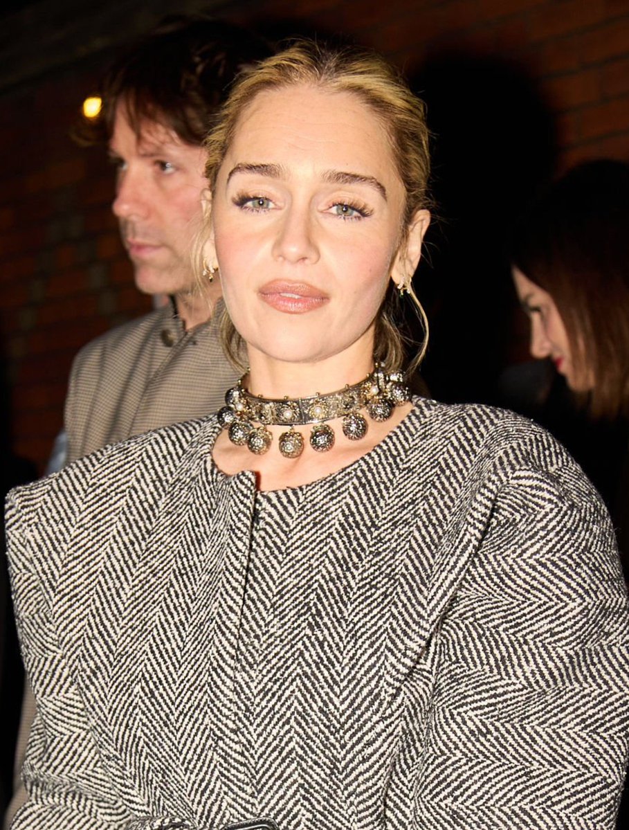 khaleesicllarke's tweet photo. A cor dos olhos da emilia clarke ficaram mais vibrantes aqui 🥹 https://t.co/8IMdWemuCq