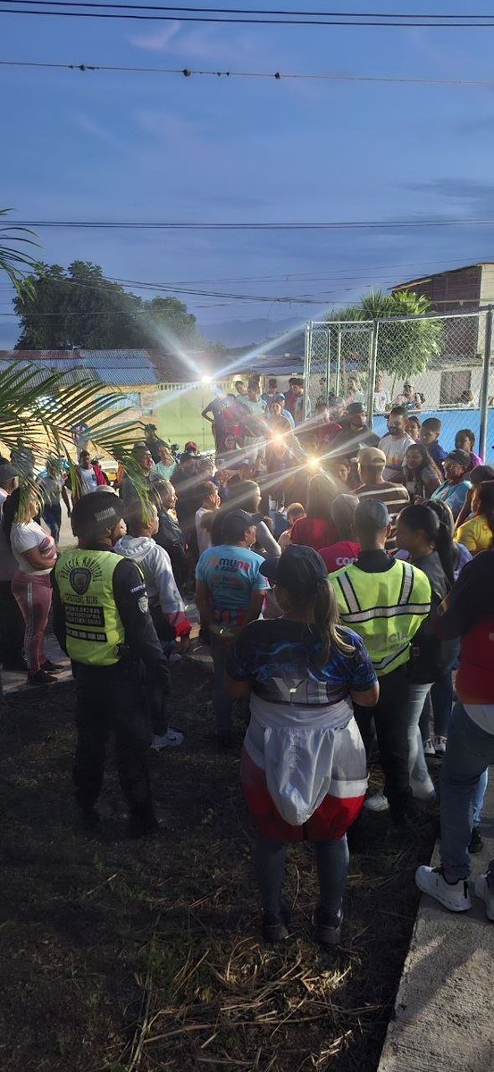 pcristobalrojas's tweet photo. || Para seguir promoviendo la masificación del deporte y la sana convivencia comunitaria en el municipio, funcionarios del CPMBCR desplegaron un dispositivo de seguridad durante el acto de inauguración de la nueva cancha multideportiva del sector El Desvío, de Las Brisas. https://t.co/0mbkuq5HOc