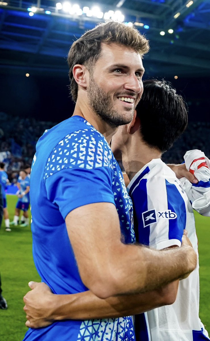 julioordz10's tweet photo. Las cosas no van a ser sencillas para Santiago Giménez 🇲🇽 en el Porto. Hoy se quedó en el banquillo todo el juego en el triunfo de los Dragones ante Benfica por marcador de 3-1. 

Además, la competencia es fuertísima para el mexicano. André Silva dio dos asistencias y luego, Samu Aghehowa regresó a las canchas tras siete meses de ausencia. De momento, podríamos decir que es la terca opción en el puesto de delantero. 

Su DT no vio con buenos ojos que fuera llamado a la Selección Mexicana para la fecha FIFA de septiembre. Habrá que ver si esto le termina afectando en el futuro.⏳🇵🇹