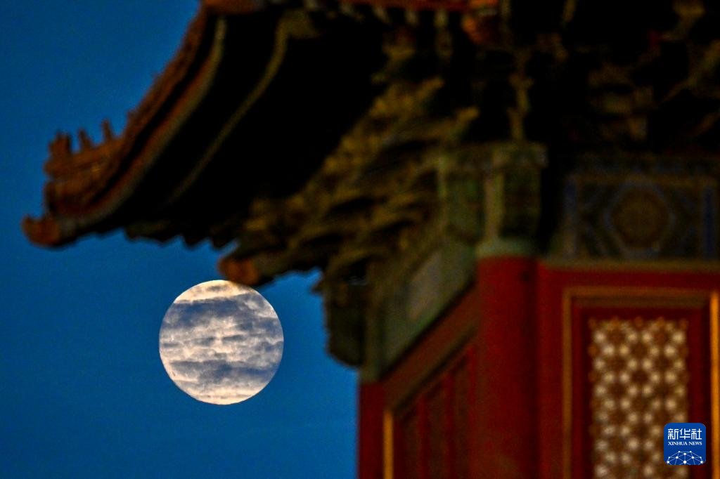 peopledailyJP's tweet photo. 【今年の中秋の名月は「十七で満月」】9月25日は中秋節（旧暦8月15日）。今年の中秋の月は「十五に満月」でも「十六に満月」でもなく、珍しい「十七に満月」となる。満月となる瞬間は北京時間の9月27日（旧暦の8月17日）0時49分と予測されている。ただ、25日、26日、27日の月は肉眼で見る限り大きな差はなく、いずれも観賞に適している。#中秋節 #中秋の名月 #月見
https://t.co/meckdDegIF