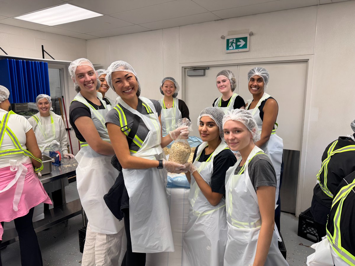 DailyBreadTO's tweet photo. Thank you, @BlakesLaw! This team processed 5,468 lbs of food in a single volunteer shift, bagging oats so families facing hunger can access this pantry staple, and packing hampers for clients to take from our on-site food bank without needing to book an appointment. https://t.co/fgg0PHSPsd