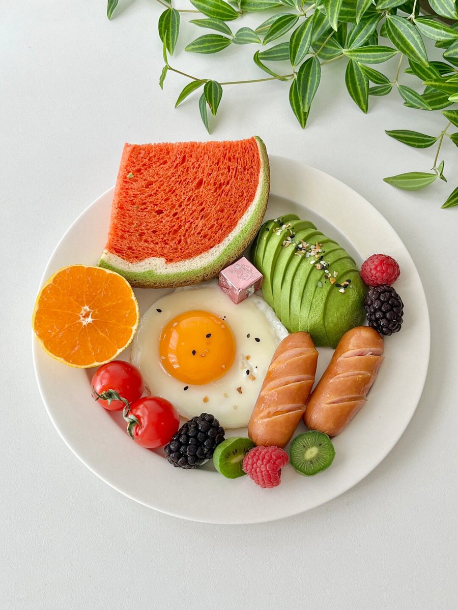 ElaLengachmn's tweet photo. Today’s quick lunch: creamy avocado toast with a sprinkle of chili flakes and a side of cherry tomatoes. Perfectly easy and so delicious! https://t.co/GLKAI17w9L