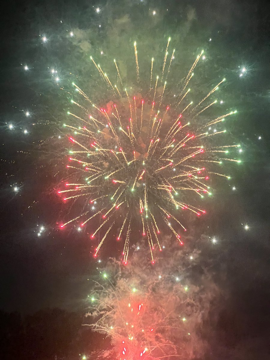 10_3_cho's tweet photo. 昨日の夜は徒歩圏内でやってるくらわんか花火大会へ
初めての有料席でどんなもんかと思ったけど、子供達もゆったり座れて花火見れて楽しんでくれたから満足🎆 https://t.co/V3nUGt28OU
