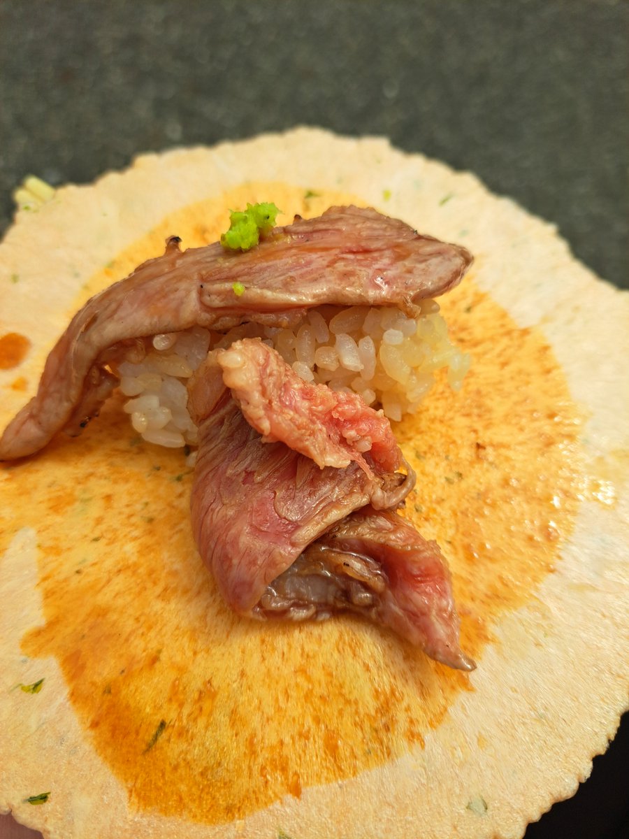 kingdonmai's tweet photo. よく地雷と言われる肉寿司
そもそもガス代なかったし、バーナーで炙ってたけど、まあ生ですよね。
焼き鳥もだしてたけどどう調理してるんやろ？ https://t.co/vwJB4f2shj