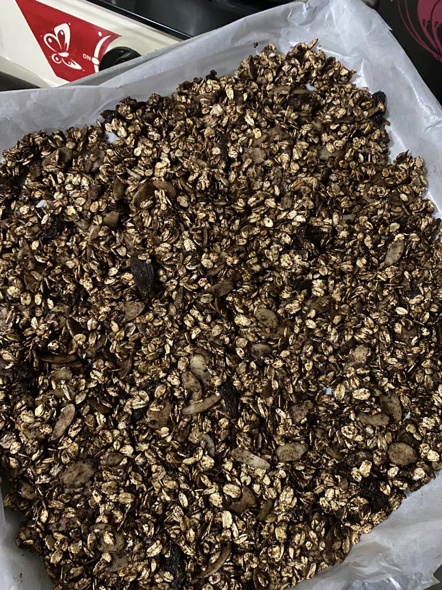 riaaapryn's tweet photo. bikin granola sendiri ternyata enak. first time cuma agak kurang lama dibakingnya karena masih takut takut kegosongan. next mau bikin lagi ~ https://t.co/FbSuuHVGpb