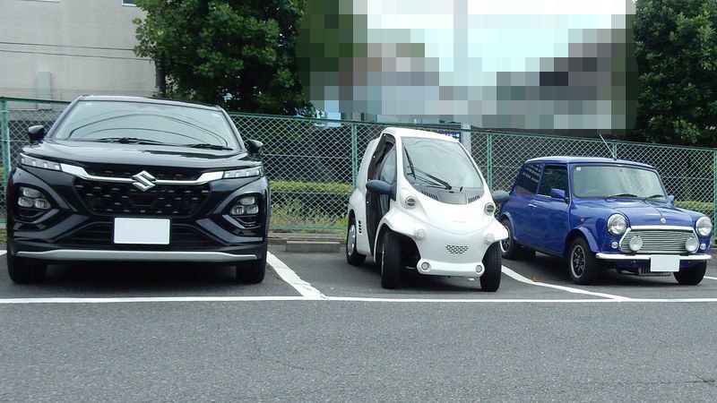 tauklin2567's tweet photo. 旧車と現代車に挟まれました。
MINIはこんなに小さかったんですね。
そしてフロンクスは大きく感じます。
排気量は200cc大きいだけなのに。車幅はかつての5ナンバーフルサイズより約70mmも幅広。
時代の違いを感じます。
#COMS #コムス #マイクロカー https://t.co/JKKA0Vt6Y3