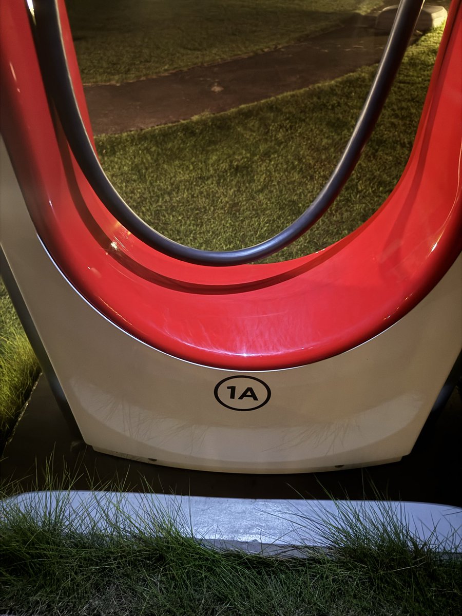 gijitaro's tweet photo. 週末にスーチャー不具合に遭遇💦
Grokに聞いてアプリからテスラに通知〜
めっちゃ便利👍😏

＃テスラ　＃スーパーチャージャー https://t.co/P2eOBwxFi1