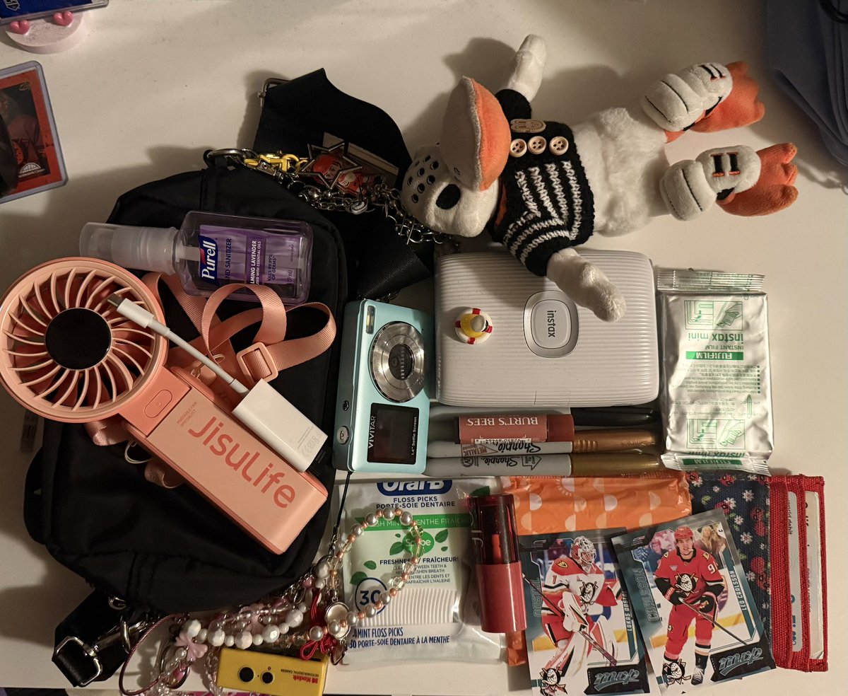 nctzendreams's tweet photo. What’s in my NHL arena bag #goated ver.

(ˢᵒᵐᵉᵗᶦᵐᵉˢ ᴵ ᵃˡˢᵒ ᵗᵃᵏᵉ ᵐʸ ᶦᴾᵃᵈ ᵃⁿ��� ᵈˢˡʳ ᶜᵃᵐ ʰᵃⁿᵍᶦⁿᵍ ᵒⁿ ᵐᵉ, ᴵ ᵘˢᵉᵈ ᵗᵒ ᵗᵃᵏᵉ ᵗᵃᵖᵉ ᵗᵒᵒ ᵇᵉᶠᵒʳᵉ ᵗʰᵉʸ ᵇᵃⁿⁿᵉᵈ ᶦᵗ) https://t.co/zG8EvHimVC