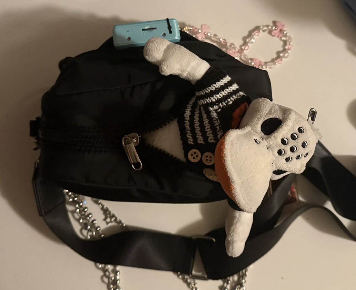 nctzendreams's tweet photo. What’s in my NHL arena bag #goated ver.

(ˢᵒᵐᵉᵗᶦᵐᵉˢ ᴵ ᵃˡˢᵒ ᵗᵃᵏᵉ ᵐʸ ᶦᴾᵃᵈ ᵃⁿ��� ᵈˢˡʳ ᶜᵃᵐ ʰᵃⁿᵍᶦⁿᵍ ᵒⁿ ᵐᵉ, ᴵ ᵘˢᵉᵈ ᵗᵒ ᵗᵃᵏᵉ ᵗᵃᵖᵉ ᵗᵒᵒ ᵇᵉᶠᵒʳᵉ ᵗʰᵉʸ ᵇᵃⁿⁿᵉᵈ ᶦᵗ) https://t.co/zG8EvHimVC