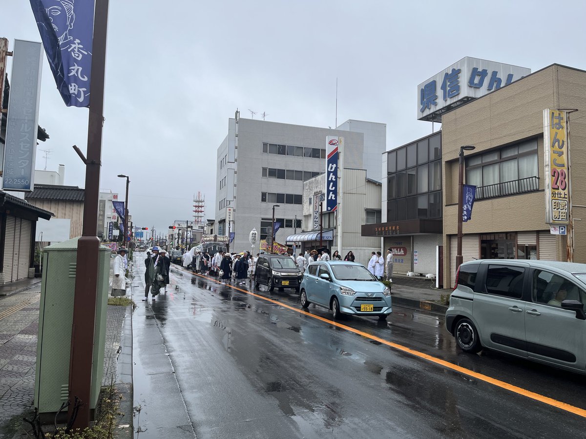 midya_'s tweet photo. 石岡のおまつり最終日。
台風の影響で、行事が前倒し。
交通規制になる前に、
獅子、山車が移動が集中しちゃって、
大渋滞🚗🦁🚗💨 https://t.co/96JBi8GSog