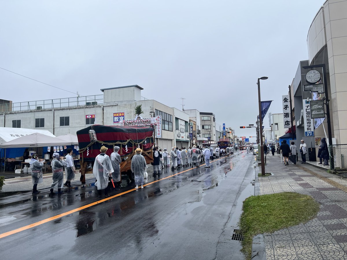 midya_'s tweet photo. 石岡のおまつり最終日。
台風の影響で、行事が前倒し。
交通規制になる前に、
獅子、山車が移動が集中しちゃって、
大渋滞🚗🦁🚗💨 https://t.co/96JBi8GSog