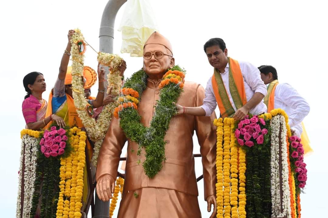KTRBRS's tweet photo. ఉద్యమాలే ఊపిరిగా... పోరాటాలే పరమావధిగా బ్రతికిన ధీశాలి కొండా లక్ష్మణ్ బాపూజీ గారు.

స్వాతంత్య్ర ఉద్యమం నుండి మొదలుకొని మలిదశ తెలంగాణ ఉద్యమం వరకు... ప్రజా ఉద్యమాల్లో కొండా లక్ష్మణ్ బాపూజీ పాత్ర మరువలేనిది.

కేసీఆర్ గారి అధ్యక్షతన తెలంగాణ రాష్ట్ర సమితి పార్టీ కొండా లక్ష్మణ్ బాపూజీ గారి ఇంట్లోనే పుట్టింది... జలదృశ్యం సాక్షిగా మలిదశ తెలంగాణ ఉద్యమానికి బీజం పడింది.

రాష్ట్ర సాధన తర్వాత కేసీఆర్ గారి ప్రభుత్వం ట్యాంక్ బండ్ వద్ద కొండా లక్ష్మణ్ బాపూజీ విగ్రహాన్ని ఏర్పాటు చేసింది, వారి పేరు హార్టికల్చరల్ యూనివర్సిటీకి పెట్టుకుని వారిని గౌరవించింది.

నేడు ఆచార్య కొండా లక్ష్మణ్ బాపూజీ గారి వర్ధంతి సందర్భంగా... వారికి ఘన నివాళులు 🙏

(File photo)