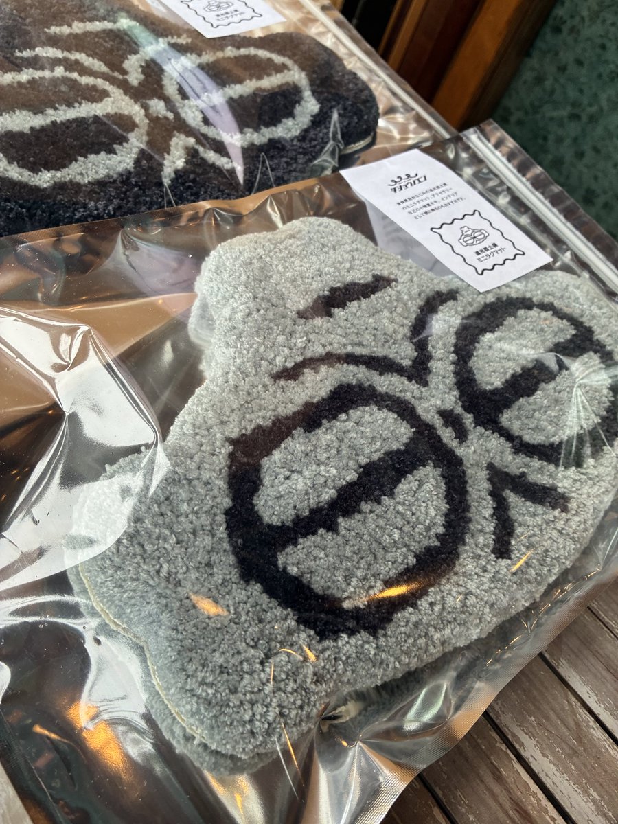 coccia_yanaka's tweet photo. 品薄になっていた
タショウノエンさんのハンドメイドラグ
『遮光器土偶ラグ』を
追加納品していただきました！

人気のブラウン系と
シックなグレー系が届いております。
現在あるお色は画像の通り。

各色1点のみの限定入荷ですので
気になる方はお早めに～！

 https://t.co/8nVMejD5gN https://t.co/wrYTVpThky