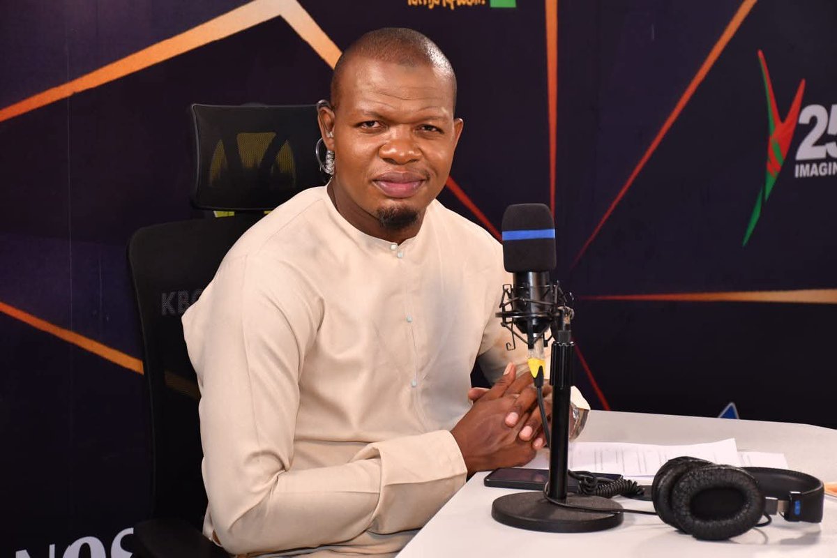 DorahManya's tweet photo. Happy new week... 
See who is back ... @mwamkondo 

Unaetegea show kubwa ukiwa wapi? 
@DorahManya @RadioTaifaFM 
#Zinga https://t.co/BZ95iFfaHJ