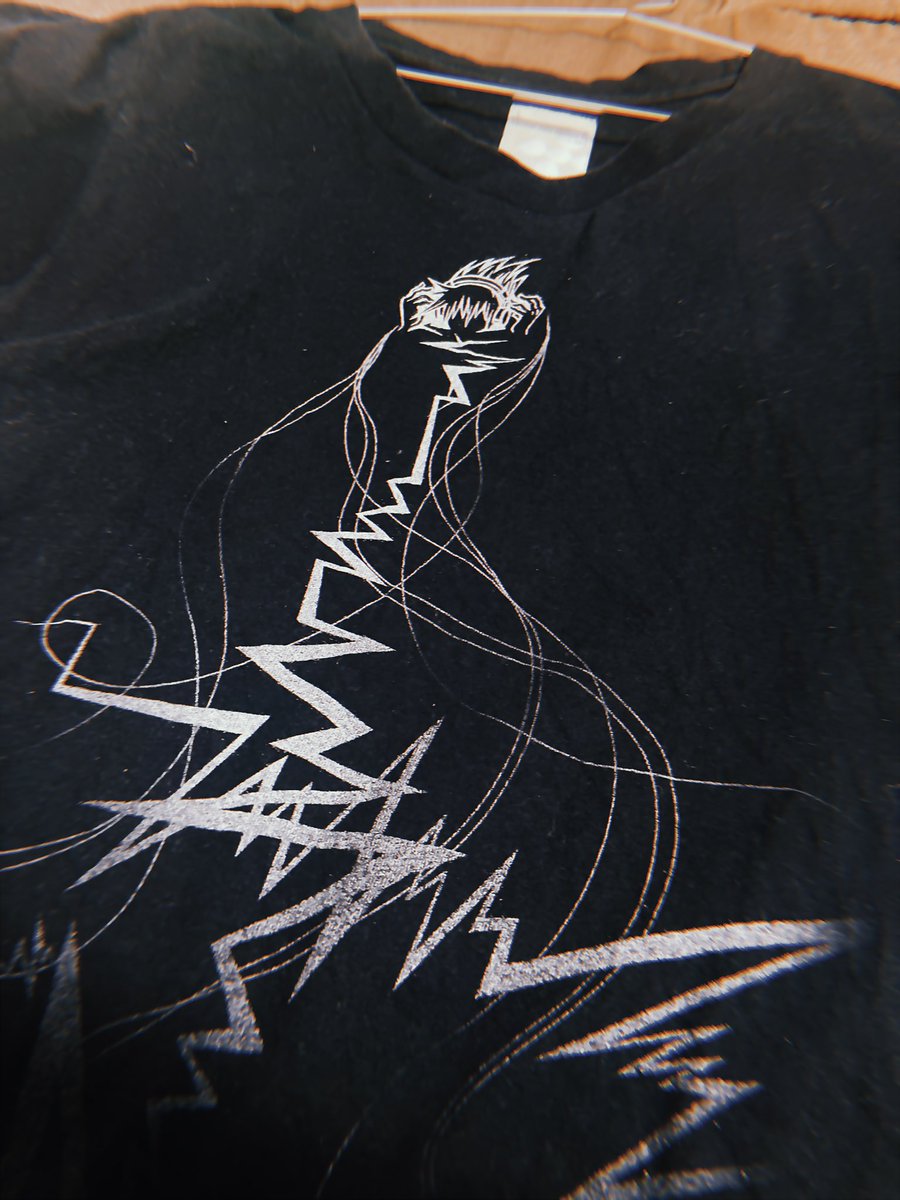 jotm0310's tweet photo. ワイが10年くらい前に譲ってもらったすばせかTシャツ、前イベントの時に何の時のやつですかって聞かれてわからん…と思って調べてみた。
画像検索だと別のがヒットするからダメで、AIくんと色々やりとりした結果こんな感じでした。
情報持ってる方いたらご教示いただきたいです🙇‍♀️ https://t.co/YM2Xfaqn8u
