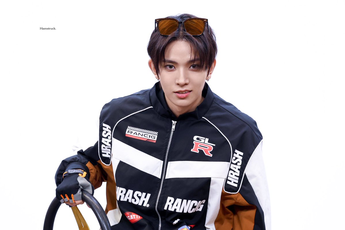 hamstruck1015's tweet photo. 260920 알라딘 팬싸

씅레이서 🏎️

#에반 #EVAN
#희승 #HEESEUNG #ヒスン https://t.co/0njq3CsUf7