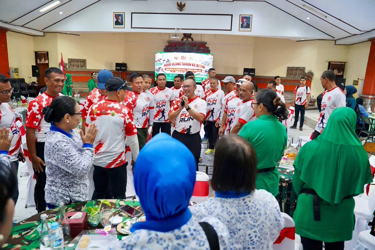 Kodam9Udayana's tweet photo. Semarak HUT ke-81 TNI, Pangdam IX/Udayana Perkuat Kebersamaan TNI dan Rakyat Melalui Fun Run dan Baksos Kesehatan
#KodamIXUdayana #TNIAD #HUTTNIke81 #HUTTNI #PangdamIXUdayana #FunRun5K #BaktiSosial #BaktiSosialKesehatan #TNIDenganRakyat #KemanunggalanTNIRakyat #PRIMATrailRun https://t.co/5Qs75rdlqV