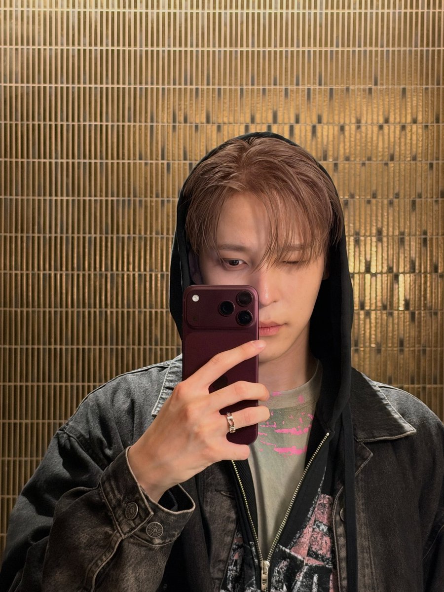 therealwoohwa's tweet photo. i’m jealous he has the new phone i https://t.co/fKVd28c1ht