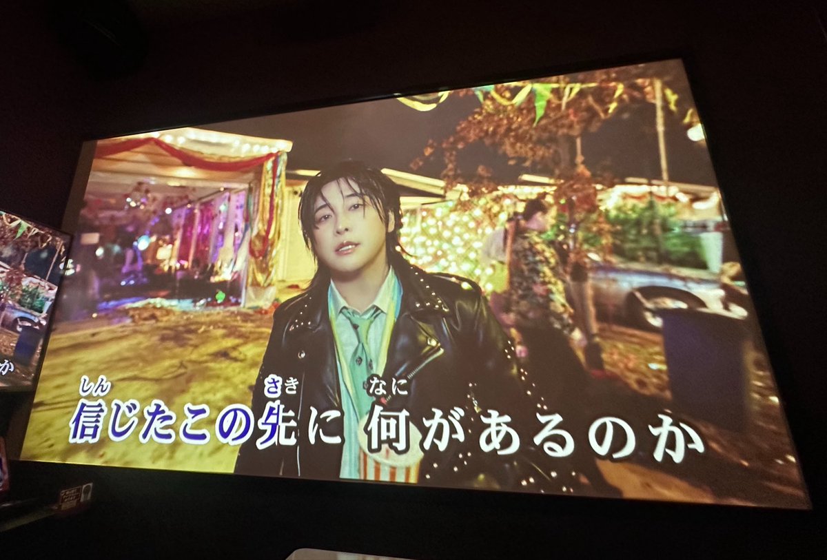 taromashu's tweet photo. 突撃で行ったカラオケの部屋にスクリーンがあって催し選曲したら大森さんとずっっっっっっと目が合ってて死んだ https://t.co/2Dll78cpmm