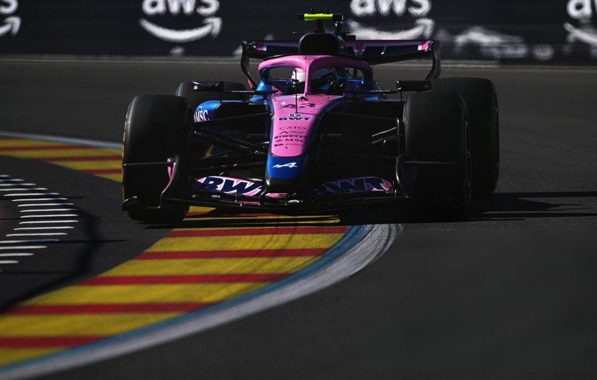 LucianoYoma's tweet photo. IT'S RACEE WEEK!!!! Luego de una semana sin carrera la F1 pone rumbo hacia Bakú para lo que será decimoquinta ronda del campeonato mundial y con mi amigo @ANPeix  les traemos la gran previa: 

➡️El Circuito urbano de Bakú es uno de los trazados más singulares y desafiantes de la Fórmula 1. Diseñado por el arquitecto Hermann Tilke e inaugurado en 2016, destaca por ser un circuito híbrido que combina la brutal velocidad de una pista tradicional con la extrema estrechez de un circuito urbano histórico.

➡️Cuenta con un total de 20 curvas. 12 a la izquierda y 8 a la derecha.

➡️La carrera constará de 51 vueltas cubriendo una distancia total de aproximadamente 306.049km.

➡️Para esta edición del Gran Premio de Azerbaijan tendremos 2 zonas de Straight Mode.

Características claves del Circuito:

✔️La sección del castillo (Curva 8): La sección más ajustada del calendario de la F1, que se reduce a solo 6 a 7,6 metros de ancho mientras pasa por las murallas medievales de la antigua ciudad de Icheri Sheher sin margen de error. 

✔️La recta más larga de la F1: Cuenta con una sección plana a fondo de 2,2 kilómetros (que abarca la recta de meta y zonas aledañas). En este sector, los monoplazas alcanzan velocidades máximas superiores a los 350 km/h.

✔️Curvas de 90 grados predominan en el Sector 1 (Curvas 1 a 7). Son curvas ciegas de baja velocidad donde se frena de forma muy violenta y se busca una tracción inmediata para salir disparado hacia la siguiente minirrecta.

✔️Las curvas finales (17 a 20) son en realidad ligeros giros o quiebres que los pilotos toman con el acelerador al 100% mientras se incorporan a la recta principal. 

✔️Destrucción de los neumáticos traseros: Debido a las constantes curvas de 90° seguidas de aceleraciones bruscas, el eje trasero sufre un estrés mecánico inmenso por tracción. El neumático trasero derecho es el que más padece. 

---------------------------------------------------------

🛞El Circuito urbano de Bakú tiene 3 sectores muy marcados:

📍[El sector 1 del Circuito de Bakú abarca desde la línea de meta y la Curva 1 hasta la salida de la Curva 4]: Se caracteriza por un tramo inicial de alta velocidad con rectas cortas seguidas de fuertes frenadas y varias curvas cerradas en ángulo recto de 90 grados. 

Es un sector rápido y los pilotos deben gestionar de forma óptima la estabilidad del auto en las detenciones al límite, ya que un bloqueo de neumáticos aquí arruina el inicio de la vuelta. Es fundamental una buena salida de las curvas lentas para ganar velocidad en los pequeños tramos de aceleración que conectan con el inicio del segundo sector.

📍[El segundo sector va desde la curva 5 hasta la curva 15]: Abarca la parte más técnica, estrecha y lenta del trazado urbano azerbaiyano, destacando por rodar junto a las murallas de la ciudad antigua. Predominan las curvas cerradas a 90 grados y cambios de pendiente que exigen una excelente tracción mecánica y agilidad en el chasis a baja velocidad.

Se genera un estrés importante en el lado derecho delantero del monoplaza debido a los virajes consecutivos, mientras los frenos gestionan fuertes cambios de apoyo y tras salir de la zona amurallada, el sector enlaza con tramos de aceleración en bajada y curvas fluidas (como la 16 y 17) que devuelven potencia al monoplaza antes de encarar la conexión con el tercer sector.

📍[El sector 3 abarca desde la curva 16 hasta la curva 20]: Se destaca por tener una larguísima recta a fondo de aproximadamente dos kilómetros frente al Mar Caspio donde los monoplazas superan los 350 km/h. Es el lugar más favorable de toda la pista para rebasar debido al rebufo y a la tremenda velocidad acumulada antes de llegar a la cerrada curva 1. 

🔵Que esperar de Franco y Alpine en Baku?

➡️Venimos de un Gran premio de España que fue sin lugar a dudas el mejor fin de semana de Franco Colapinto en F1 con un gran sábado logrando una vuelta magnifica para pasar a Q2 y luego en Q3 con otro vuelton que lo dejó delante de Lindblad rival directo en el campeonato. 

El domingo con otra enorme largada, como nos tiene acostumbrado el mejor largador de la categoría superando a dos autos y luego en base a un gran ritmo de carrera y cabeza para ir administrando los neumáticos para luego tener un gran cierre y poder atacar, el argentino terminó la carrera en P7. 

➡️ Con mi amigo @ANPeix tenemos mucha esperanza para Alpine en Bakú. Es uno de los circuitos que, en los papeles, mejor debería sentarle al A526: primer y tercer sector muy rápidos y un segundo sector trabado, de curvas lentas, donde el auto suele funcionar bien. 

Pese a la recta larguísima, el super clipping no debería castigarlos tanto como en Monza. Y ojo al sector 2: será una gran prueba para seguir confirmando las mejoras en carga aerodinámica y tracción que vimos en las últimas carreras. 

Buenas sensaciones para Bakú. Ahora falta ver que mejoras traen los rivales del pelotón medio. 

Como cada fin de semana luego de cada sesión les traeremos los análisis para que no se pierdan de nada y el miércoles los esperamos con un nuevo episodio de @sorrymatetv . Vamoss Francoo!!!! 💪💪💪🇦🇷🇦🇷🇦🇷 

#AzerbaijanGP #FrancoColapinto #F1