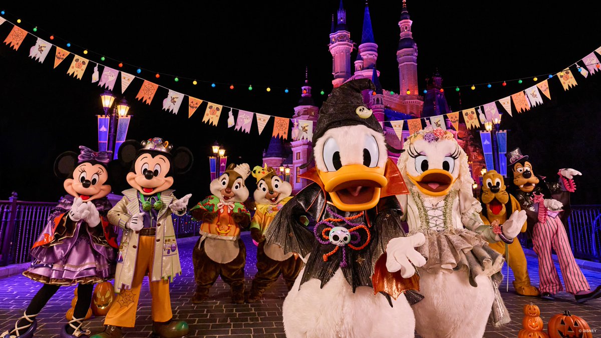 SHDR_Official's tweet photo. ＼🎃上海ディズニーリゾート「ハロウィーン・カーニバル」がやってくる！ 🎃／

2026年10月4日～11月1日、10周年バースデーの盛り上がりに乗って、ドナルドダックが「ハロウィーン・カーニバル」を開催！みんなをパーティーに招待するよ！

🎃 パークのデコレーションもまもなく一新され、ハロウィーンムード一色に！ディズニーの仲間たちも、怪しくもキュートなハロウィーンの新コスチュームで登場します。さらに、ディズニー・ヴィランズも続々登場！
「ハロウィーン・カーニバル」の準備は万端！さあ、 #上海ディズニーリゾート で一緒に盛り上がろう！ このカーニバル、あなたとならもっと楽しい～✨

※画像はイメージです。実際の運営内容とは異なる場合があります。