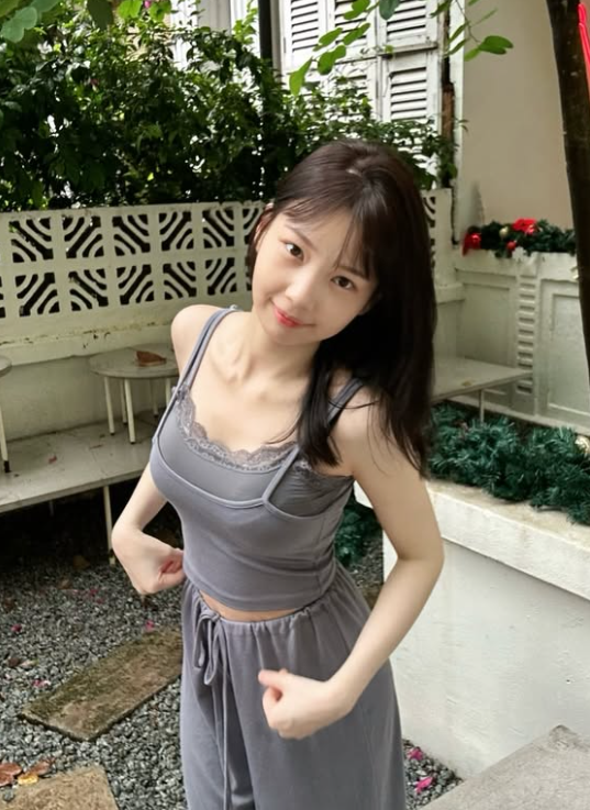 buiuloost's tweet photo. 要敬业还得是舞蹈生  跳舞的时候奶子蹦出来了都若无其事继续跳 不知道还是故意的？  #马来西亚 #晚会 #舞蹈生 #跳舞 #露出 https://t.co/KYnLfSnxAo