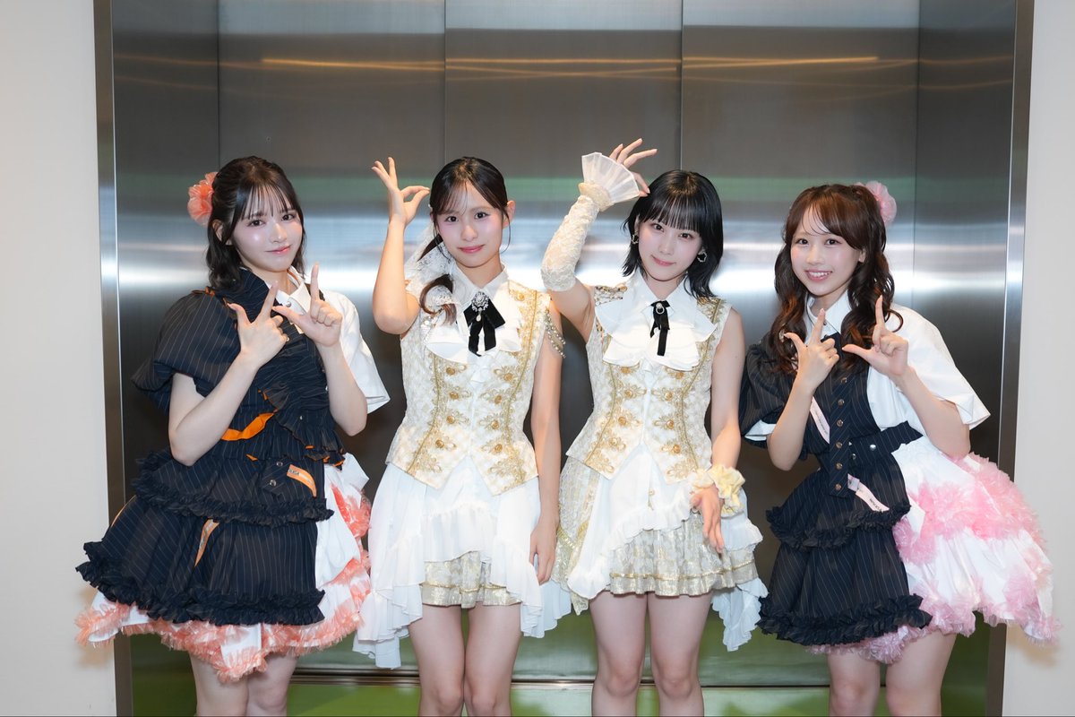 FRUITS_ZIPPER's tweet photo. 📺 ⚡ #CDTVライブライブ 秋の大感謝祭2026 ⚡️📺

「CDTV ライブ！ライブ！秋の大感謝祭2026」にて
#juicejuice の #江端妃咲 さん #石山咲良 さんと #センセーショ��� をコラボさせていただきました🍹🧡🩷

お写真もありがとうございました‼️

📹コラボTikTokはこちら👀
https://t.co/kRRdxlxcUf

@TBSCDTV
@JuiceJuice_uf さん
@suzuka_fz1124 @karen_fz0328 
#鎮西寿々歌  #松本かれん
#FRUITSZIPPER #ふるっぱー