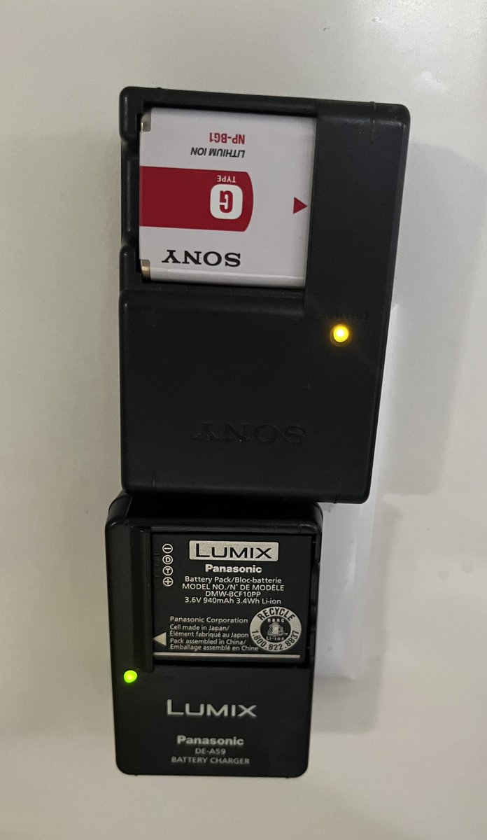 Vehloria's tweet photo. me looking for the charging cables in confusion before remembering that to charge old digicams you literally had to remove the entire battery and plug it into the wall https://t.co/jMvlqgMeym