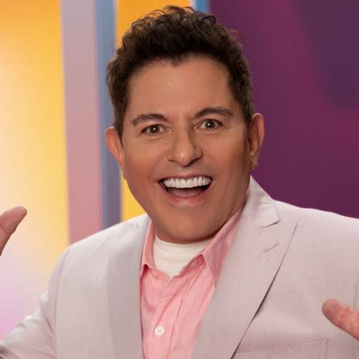ArmSnchz's tweet photo. Estoy 100% seguro que Ernesto Laguardia fue instruido por Alexis Ayala para ser un mueble de lunes a sábado y el domingo en gala sobresalir 🥱

#LaCasaDeLosFamososMéxico https://t.co/XTfoZJxiwo