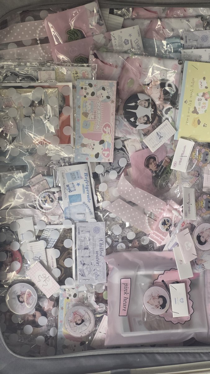 cloudlyunn's tweet photo. Any KhunNoo heading to GEMM House on Oct 21st?
I’ll be there in the morning.
If we happen to cross paths, I’ve got free fan‑made materials to share 🤲🏻🤲🏻🥰🥰#Geminifourth
#FourthConcert https://t.co/5UjStlsQPD