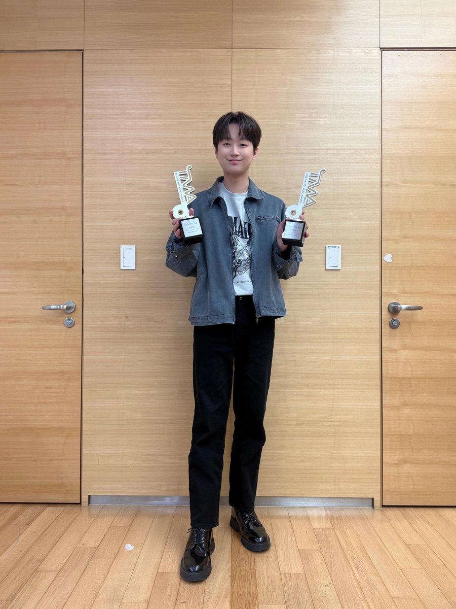 ChanWonOfficial's tweet photo. 🏆 2026 더팩트 뮤직어워즈 2관왕 🏆

찬원이 <2026 더팩트 뮤직어워즈>에서
팬앤스타 초이스상 솔로,
베스트 뮤직 ‘겨울’ 부문에서 수상했습니다😍🙌

수상을 진심으로 축하하며🥳
항상 찬원을 응원해주시는
많은 찬스 분들께 영광을 돌립니다💖

#이찬원 #LeeChanWon 
#더팩트뮤직어워즈 https://t.co/BkaVu9ld2v