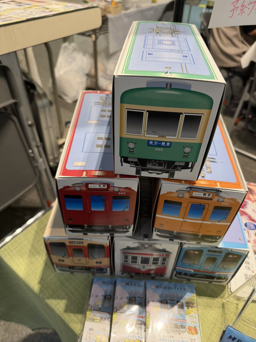 train_mai0617's tweet photo. 仕事終わりに楽しげなイベントに寄り道🚃
子鉄向けかな？と思いきや見慣れた列車たちのジオラマで楽しめた🎶一緒に行ったおじいちゃんに「あれは〇〇」って話してたら嬉しそうにしててにっこり孫な私🤣
サンライズの話した後に見れて理解してもらえた🤭
#みずほ鉄道フェア
#穂積駅開業120周年 https://t.co/xoQROEd9pJ