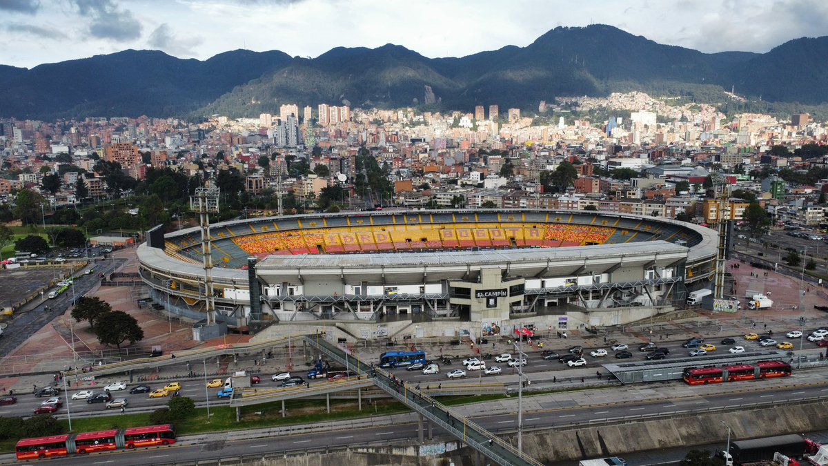 CarlosAfutbol's tweet photo. ¡Es de no creer! El montaje del concierto dura 10 días, si, 10 DÍAS.. inclusive cuando se juegue el partido del equipo masculino de @SantaFe frente al @DeportivoCaliCP el próximo martes 22, se va a ver parte de la estructura. 

¿Cómo irá a quedar? El regreso del futbol al estadio esta previsto para el 13 de octubre cuando Millonarios enfrente al Once.  21 días paralizado el futbol en Bogotá.