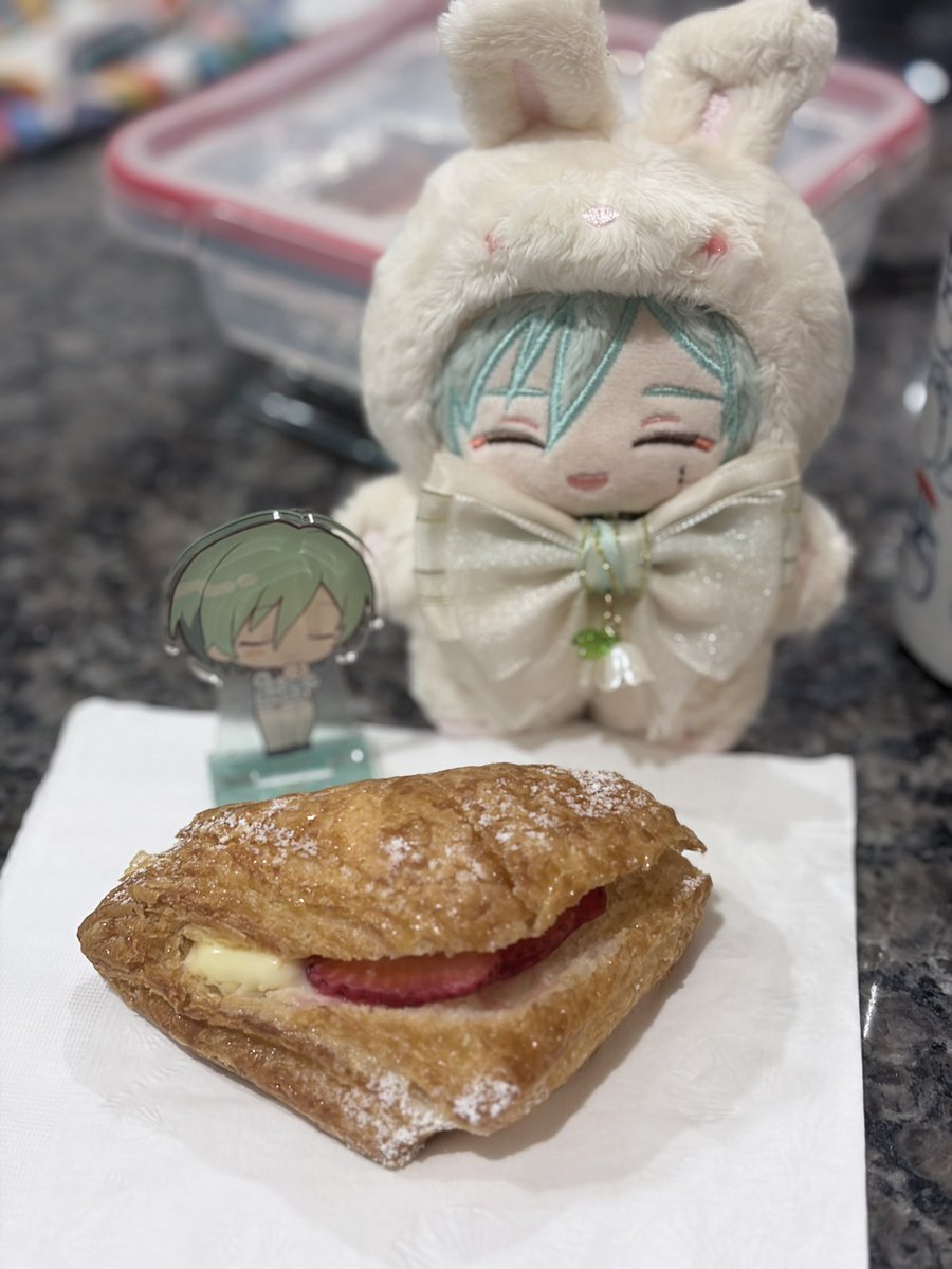 writtenwynn's tweet photo. 🥐🍓 https://t.co/ELIuiqf5fm