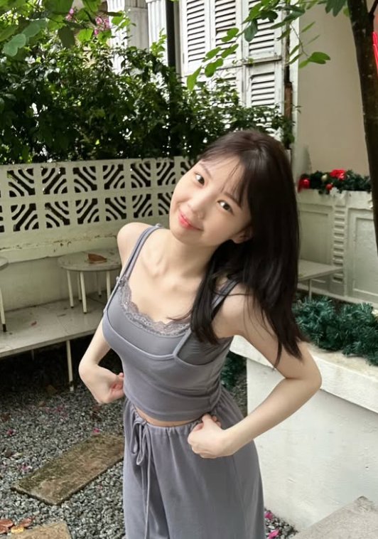 buiuloost's tweet photo. 要敬业还得是舞蹈生  跳舞的时候奶子蹦出来了都若无其事继续跳 不知道还是故意的？  #马来西亚 #晚会 #舞蹈生 #跳舞 #露出 https://t.co/KYnLfSnxAo