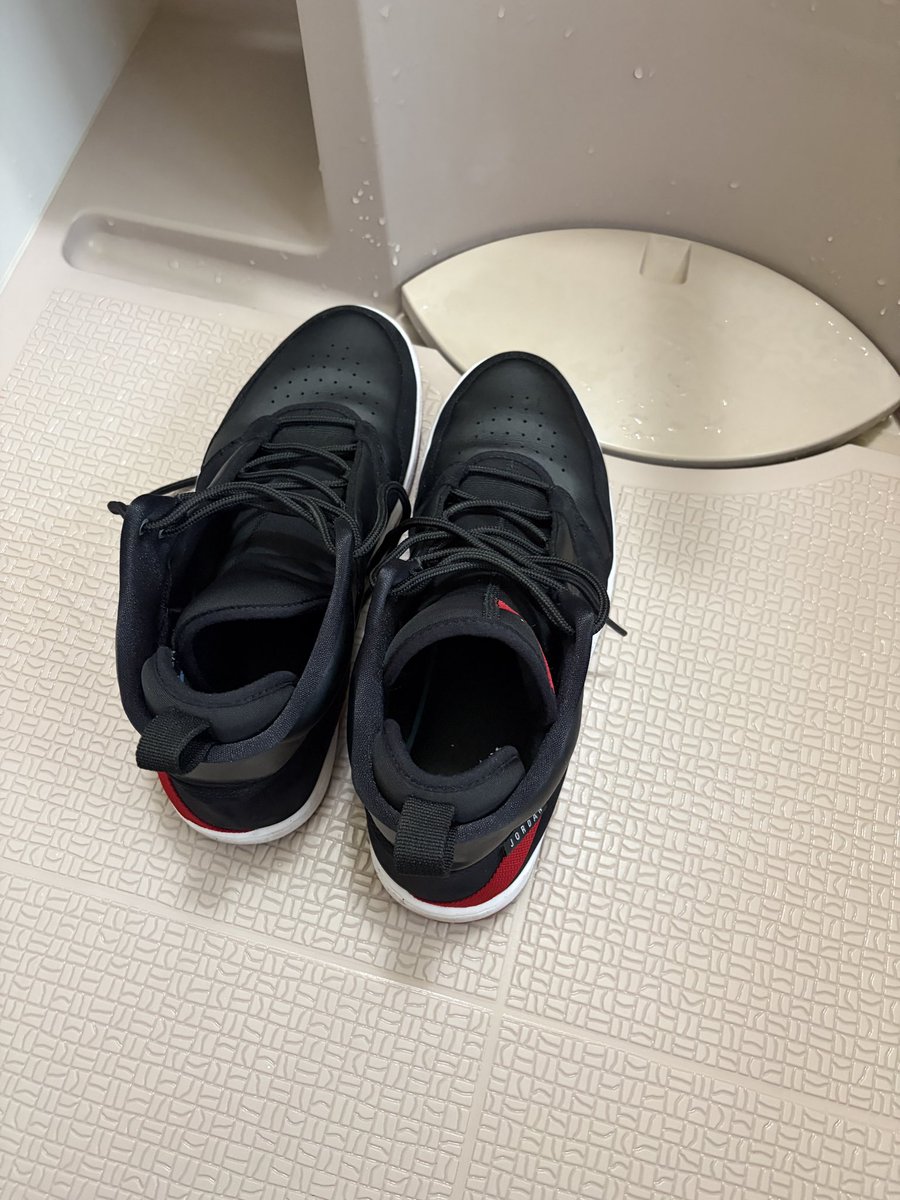 R_tezzaF's tweet photo. さあ片付けするか

昨日の水没した靴洗い https://t.co/FLmYbjYT9G