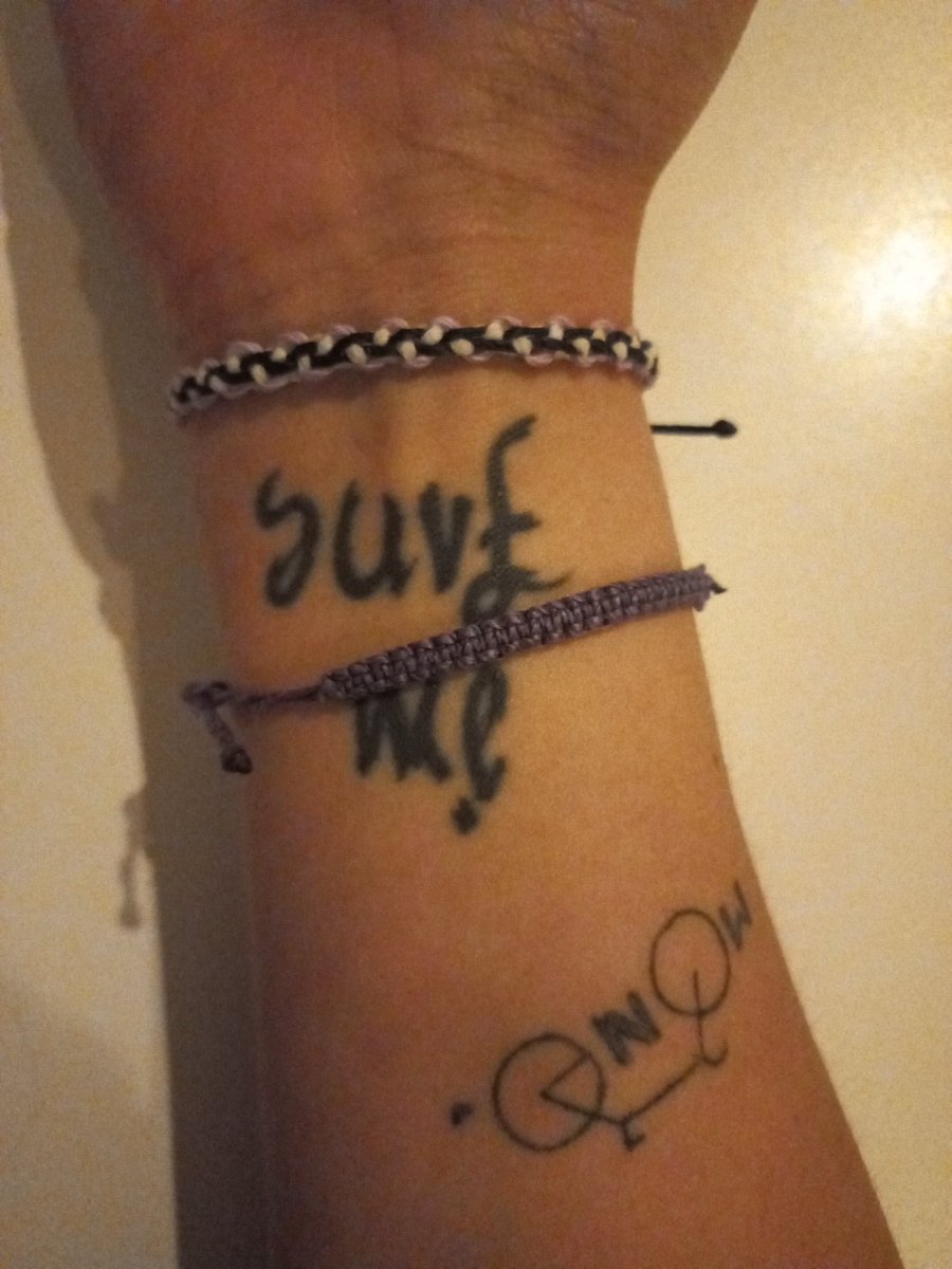 _hobi__dimple_'s tweet photo. Miren la hora que es y mañana trabajo pero estoy haciendo estas pulseritas del orto para ustedes armys de mierda https://t.co/b2g7J5wnc7